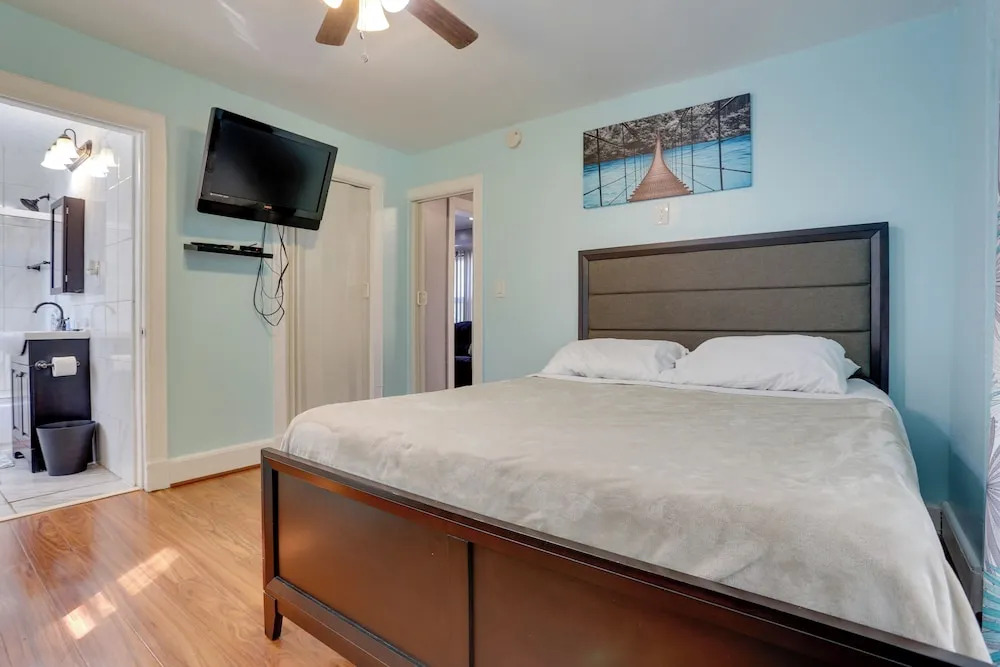 8 Mi to Metlife Stadium: Pet-friendly Home w/ Yard