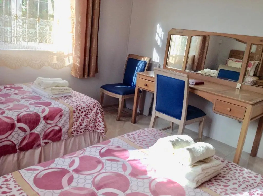 Cardamon Villa is a 2 bedroom with 1 bathroom and seperate toilet detached house with AC and swimming pool , 5 minutes walk from Flic en Flac public beach