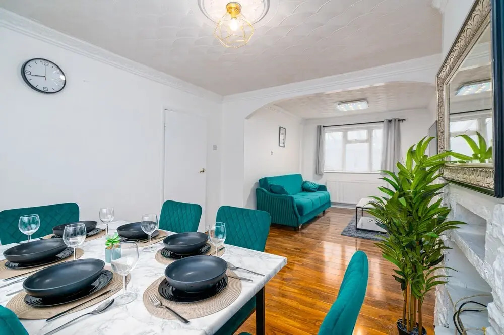 Impeccable 3-bed House in Abbeywood