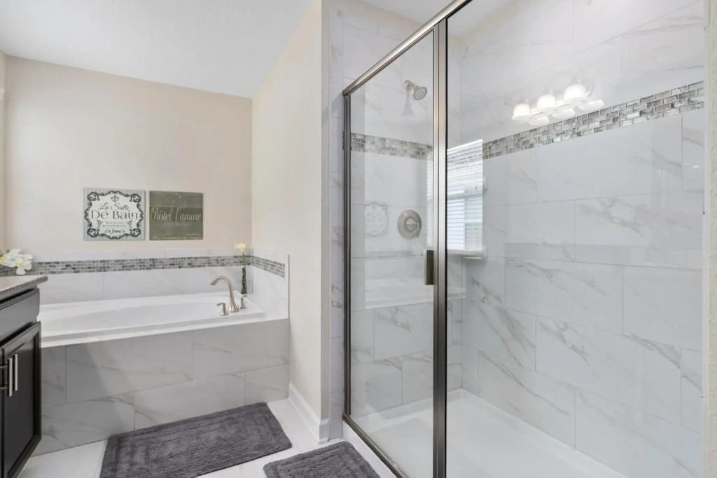 Storey Lake -6 Bedrooms Luxury home w-pool & spa
