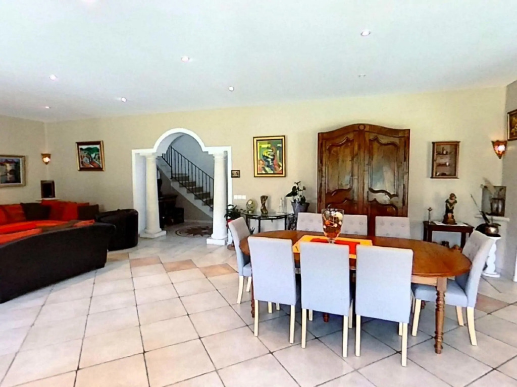 Villa in L'isle-sur-la-sorgue With Pool