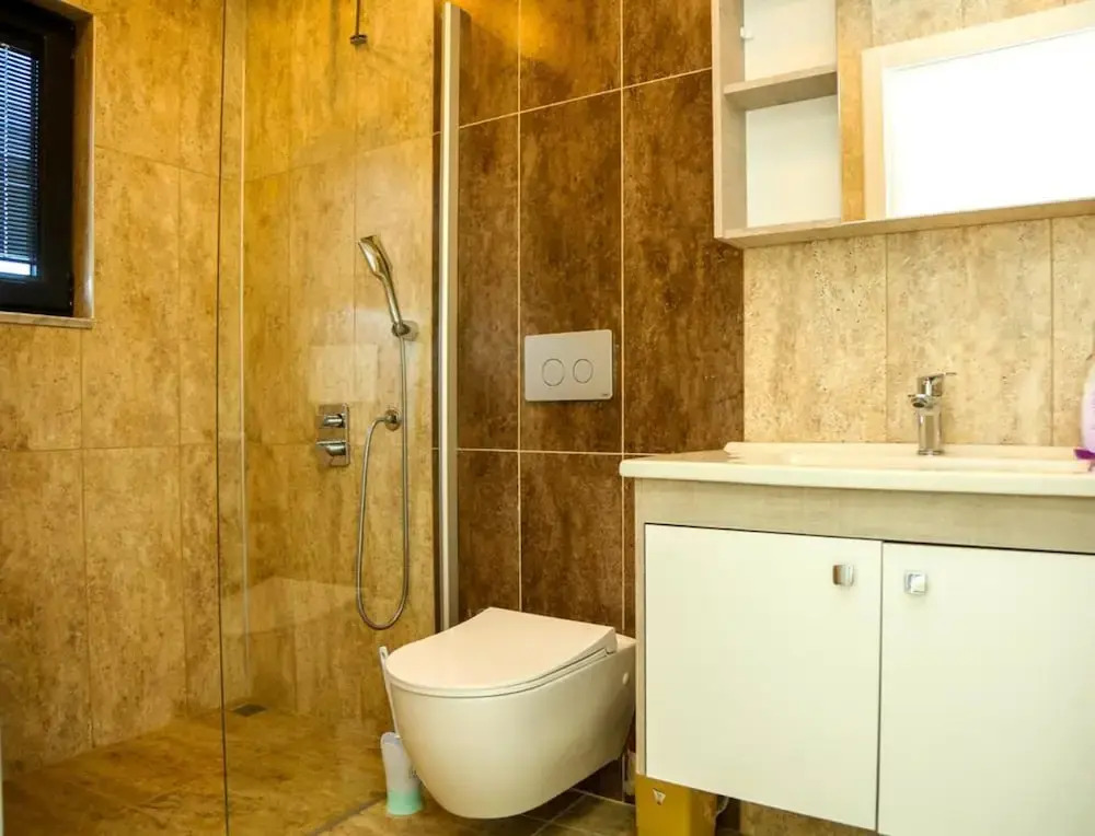 Villa-Sleeps 8-Parking-Pool-Bbq