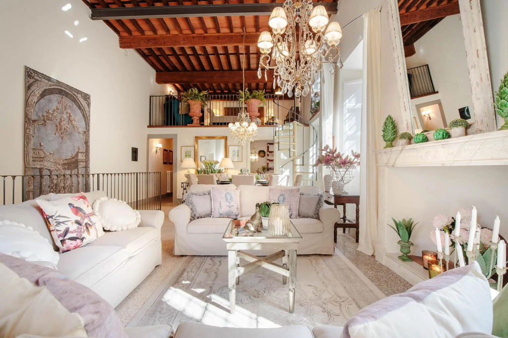 Casa Poggi in Lucca with 5 bedrooms and 3 bathrooms