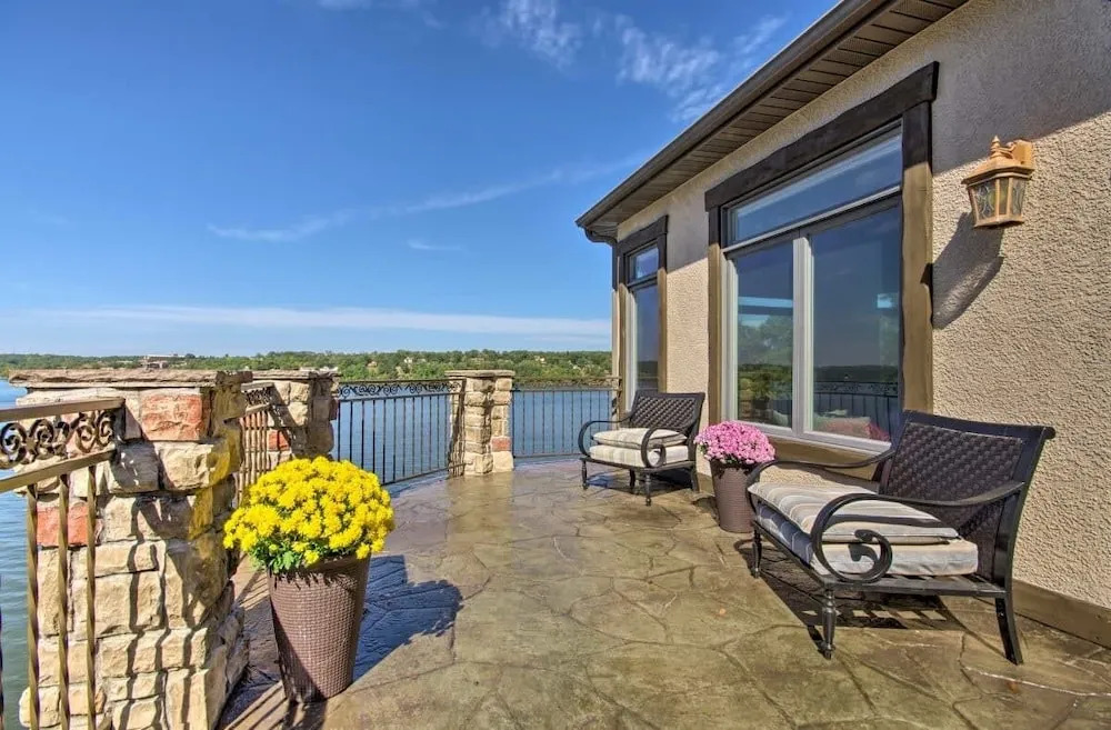 Lakeside Luxury With Breathtaking Views