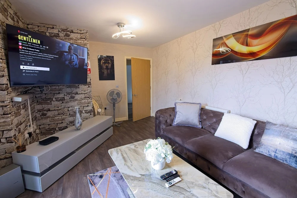 Manchester Retreat - Modern 2BR Apartment