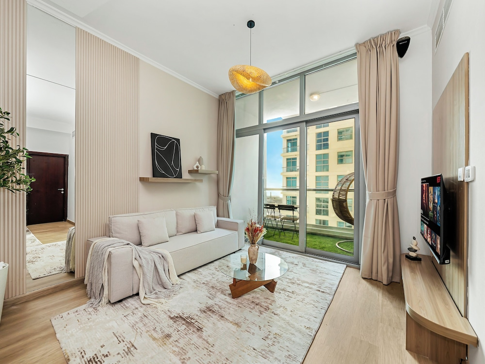 Urban Dubai Marina Stay Near Yacht
