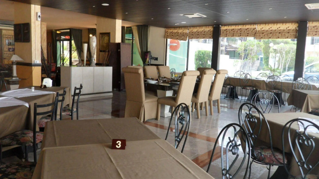 Holiday Suites Hotel & Beach Resort