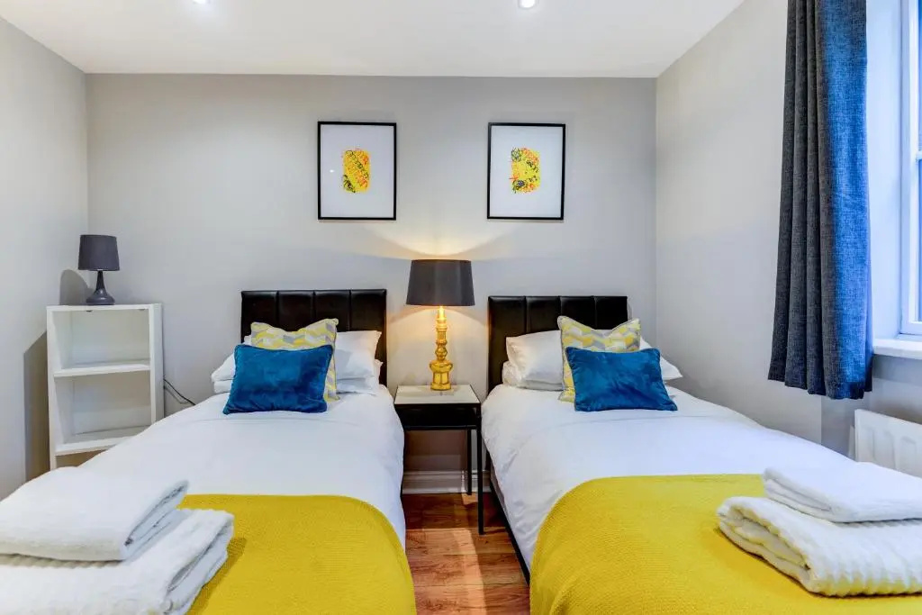 Comfortable ground floor flat sleeps up to 4 with private parking by Sussex Short Lets