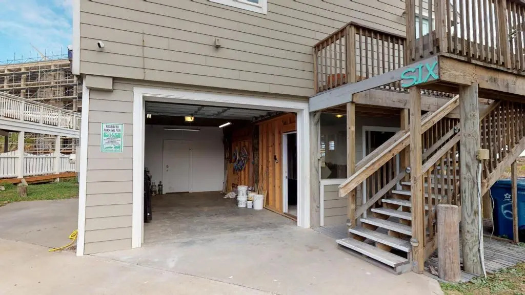 LP6 Well Appointed Home, Large Back Deck, Views of Gulf, Screened in Porch