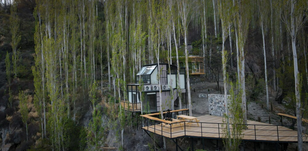 Stunning Cliff-edge 2-bedroom Chalet in Karimabad