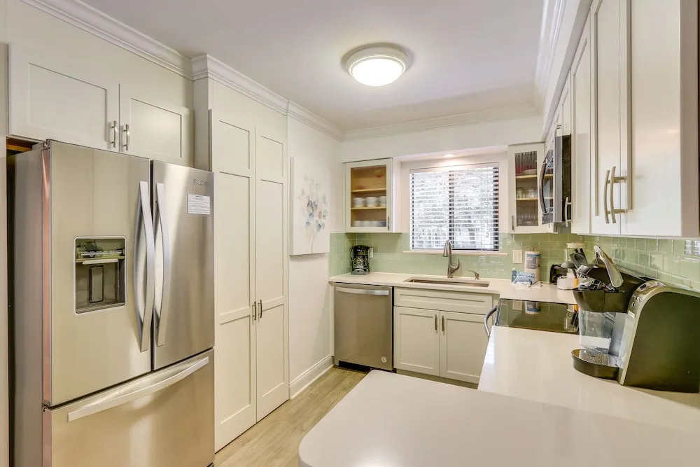 Balcony, Beach & Pool Access: Hilton Head Condo!