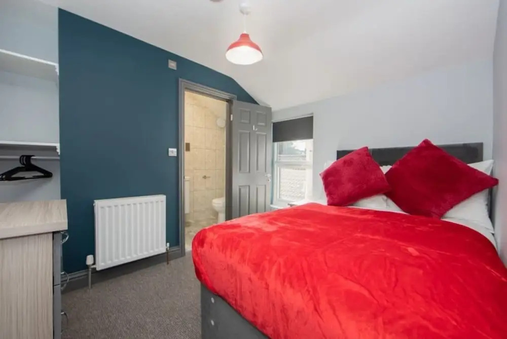 Immaculate 5-bed House in the City Centre Ashford