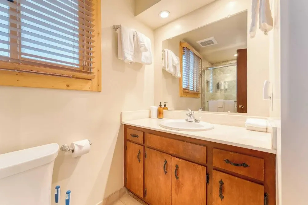 Lake + Beach Access, Pool, Tennis Walk to Chambers Tahoe Timber by Avantstay