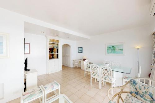 Apartamento Frente A La Playa En Edificio Vanguardia