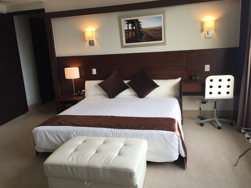 Weston Suites Hotel