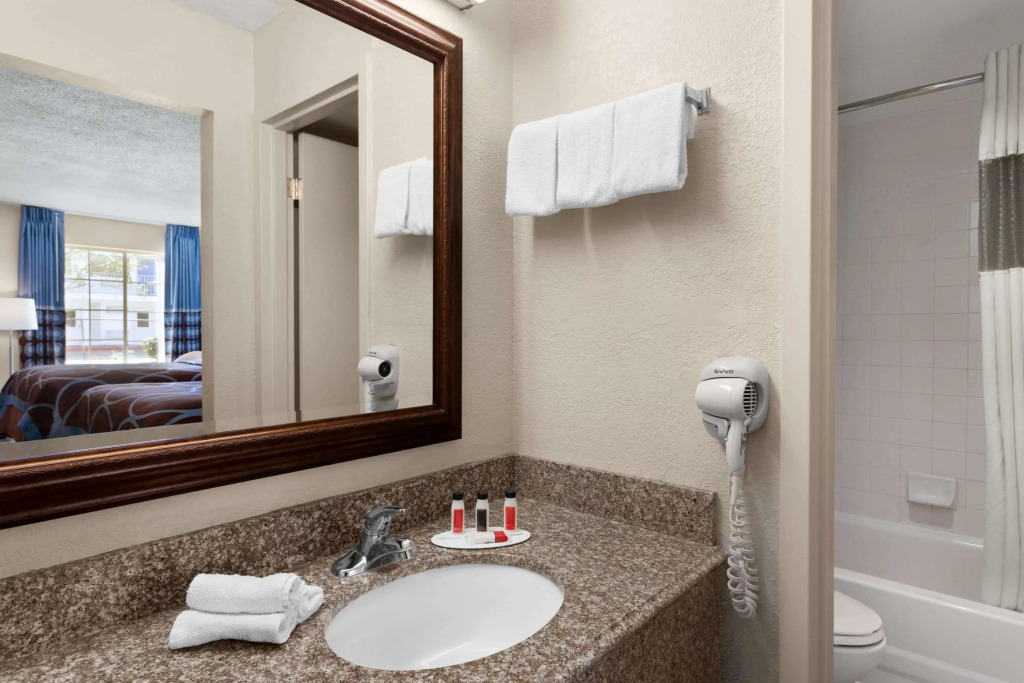 Super 8 by Wyndham Gulfport Airport NW Near Biloxi