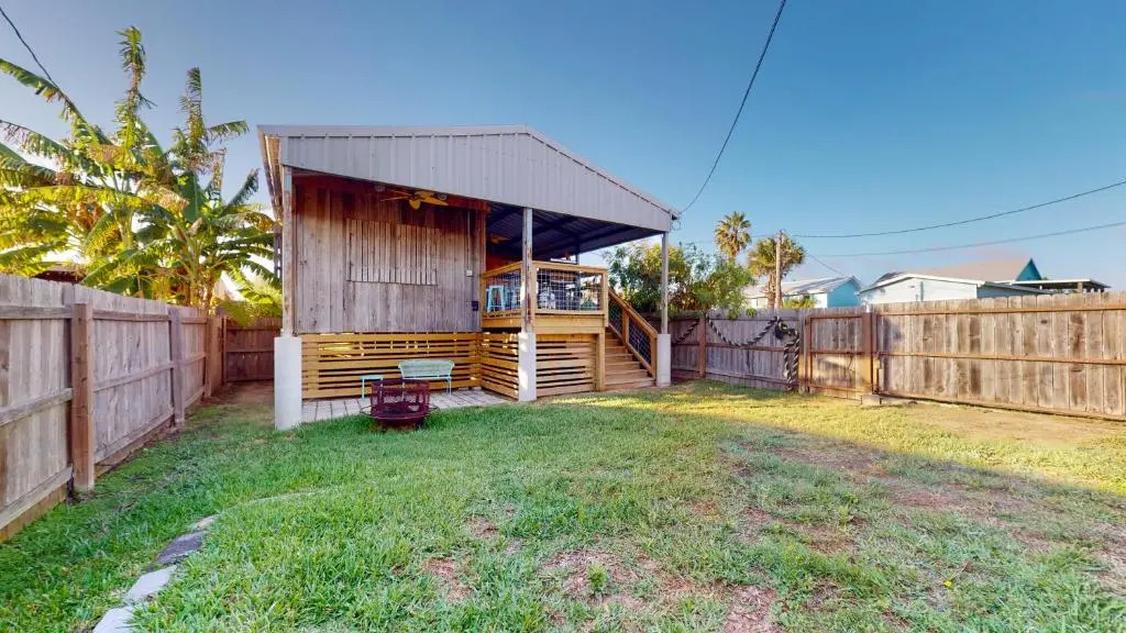 GU501 Unique Beach Home with Large Fenced in Yard, Screened in Porch, Close to Restaurants & Shops