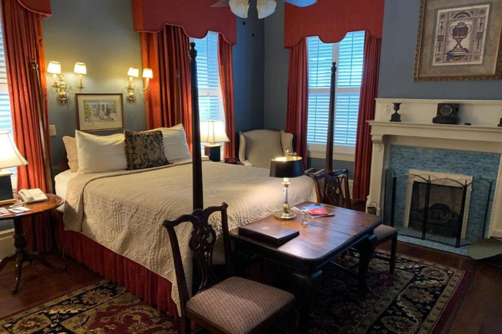1842 Inn