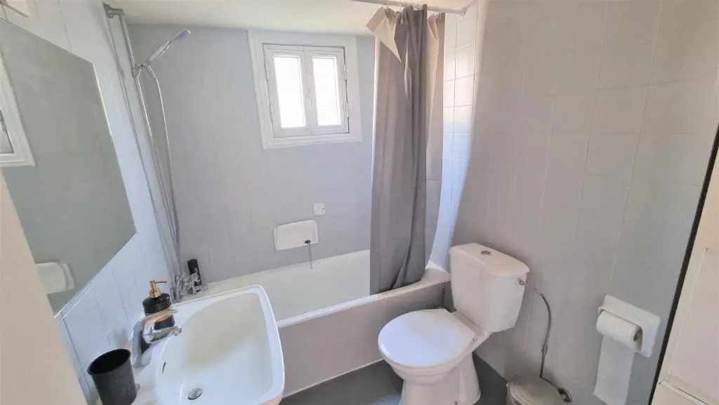 Comfy 2BR Apartment in the City Center, FREE PARKING and 3min walk to the beach!