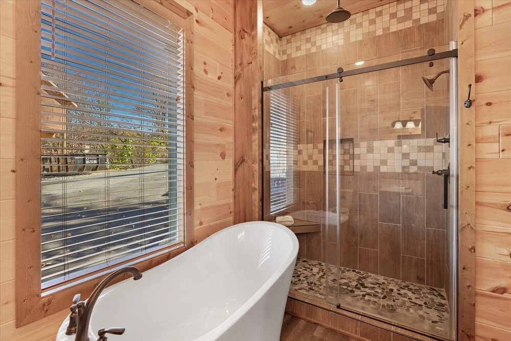 Smokey Treats 5 Bedroom Cabin by RedAwning