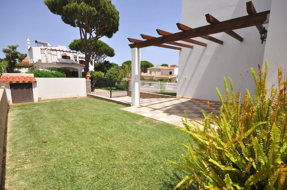 Spacious 4 Bedroom Villa Located in its own Grounds, With Private Pool and Bbq