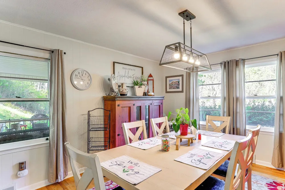 Fire Pit & Game Room: Family Home in Marshall