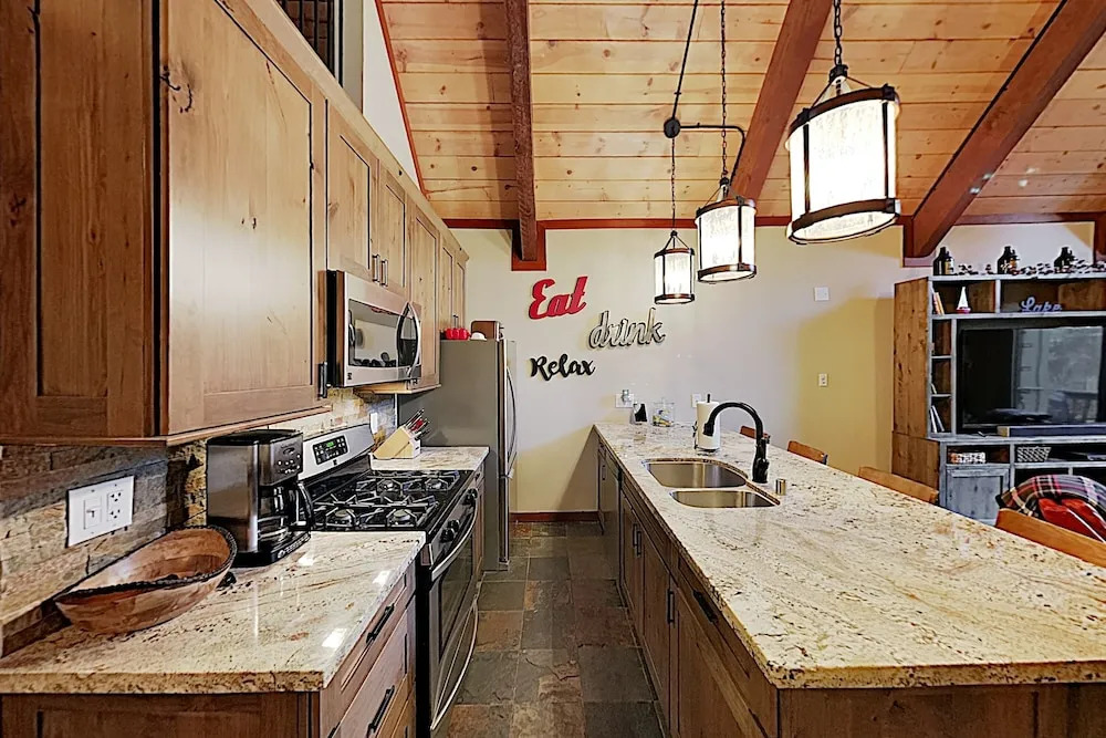 Brookside Townhome: 3 Beaches & Skiing Nearby townhouse