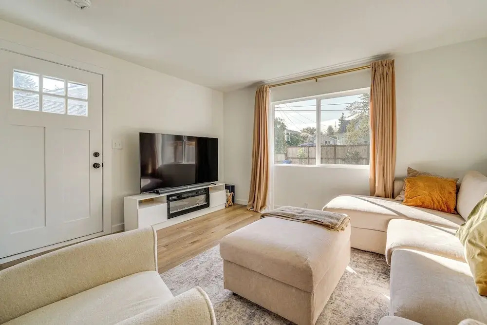 8 Mi to Downtown Seattle: Charming Home w/ Patio