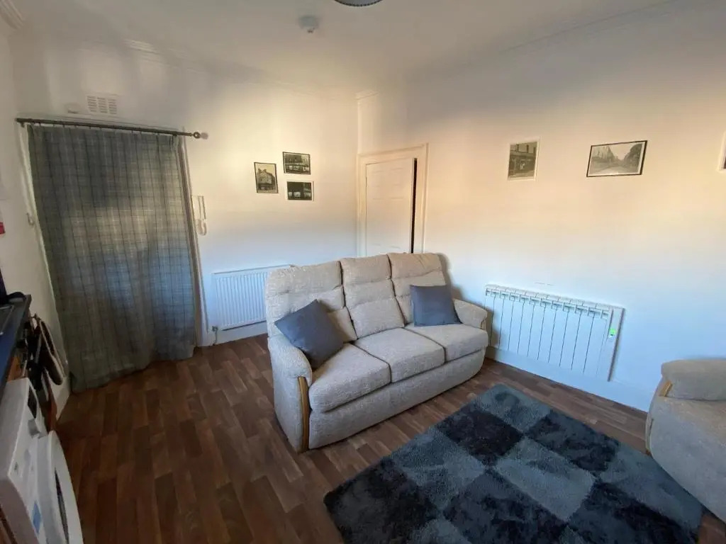 Stylish 2nd Floor Georgian Period Flat (Adults Only)