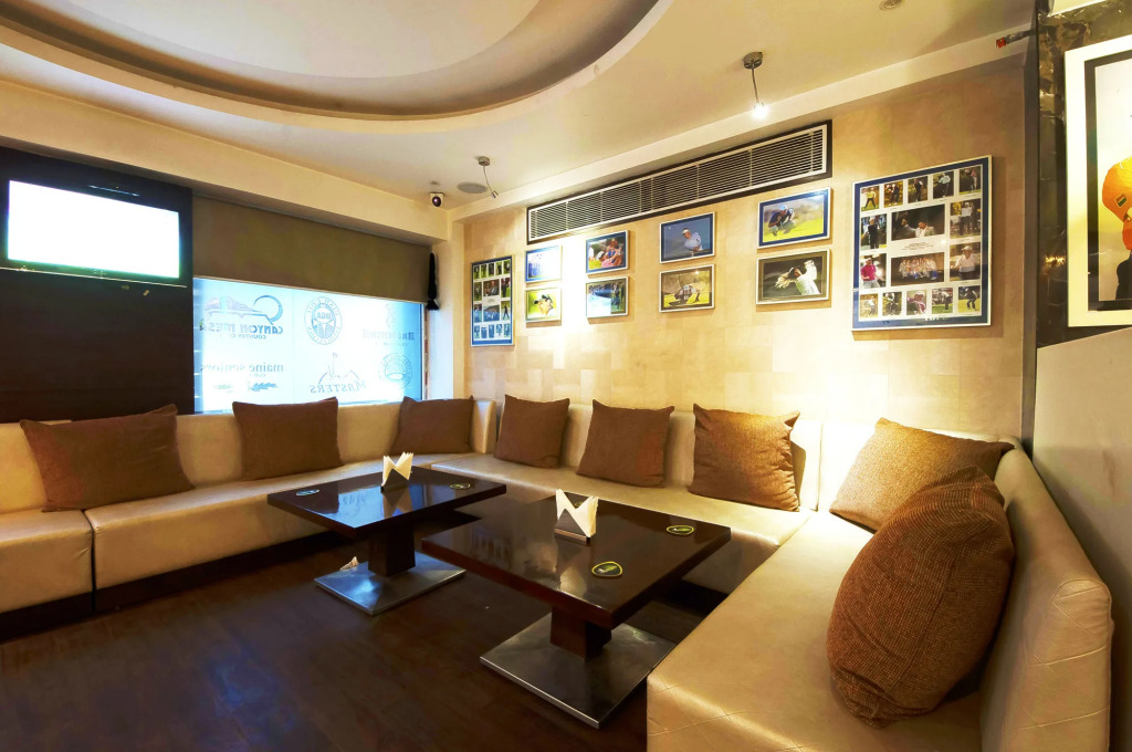 Hotel Le Roi Near New Delhi Railway Station