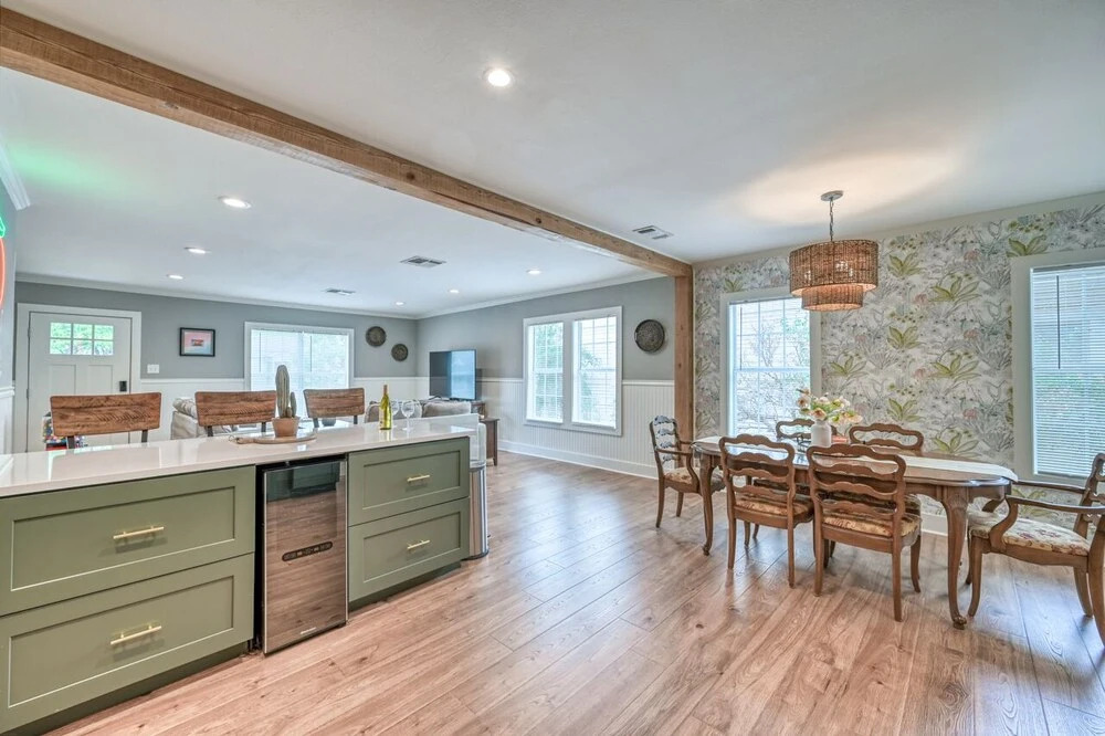 Cozy Cottage 3 min to Dwtn Large Backyard W/grill