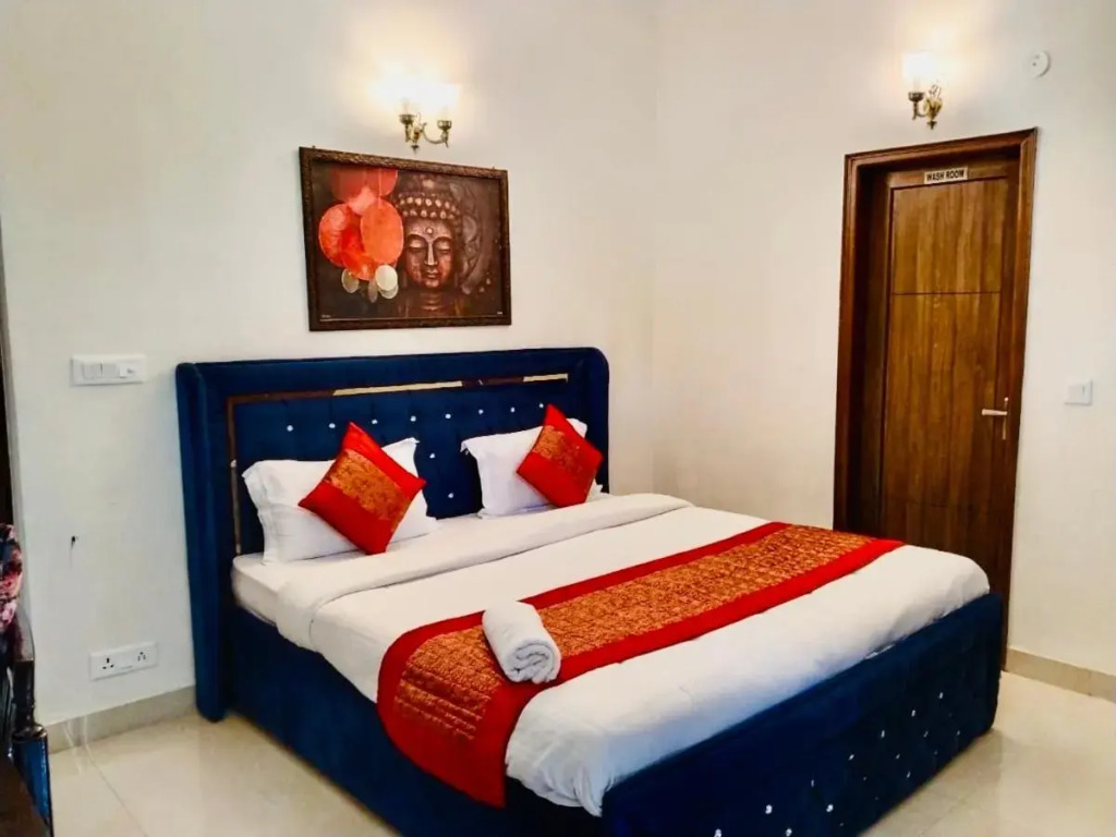 2bhk Fortune Home,E28 2a Saket Near Max Hospital,Pvr