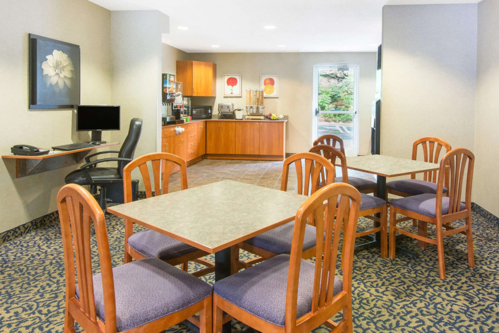 Microtel Inn & Suites by Wyndham Hazelton/Bruceton Mills