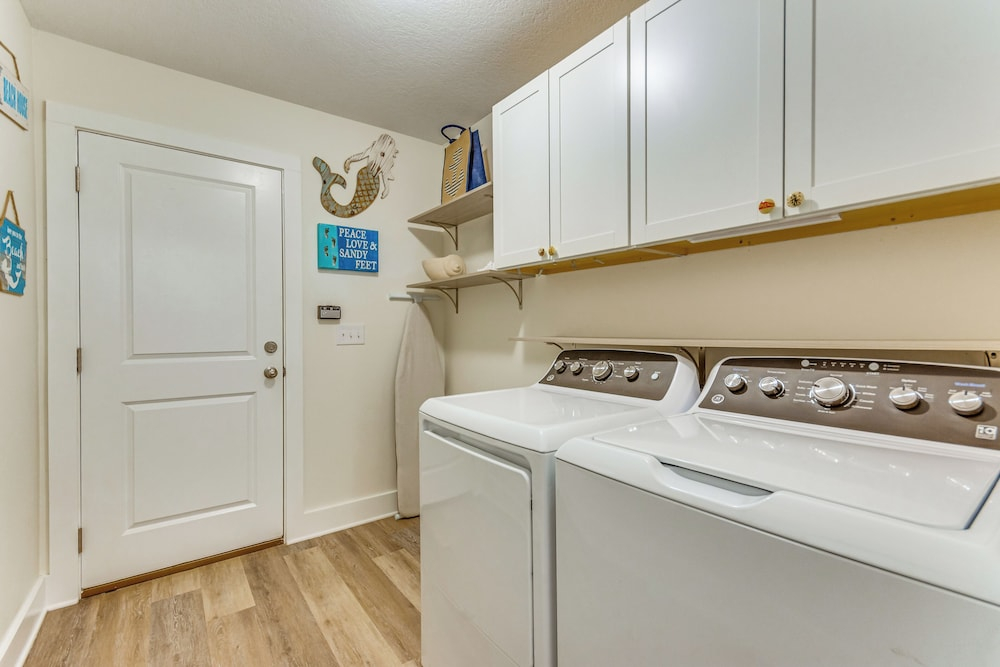 < 2 Mi to Navarre Beach: Group Home w/ Deck + Bar