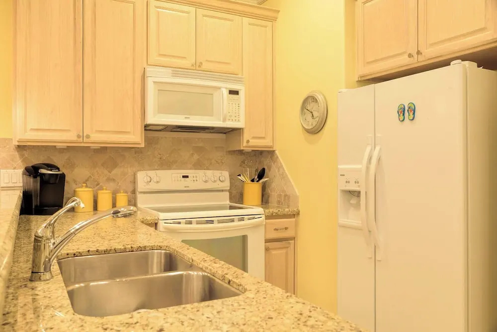 Spacious Ground Floor Condo With Semi-private Pool, 1 Block to Beach