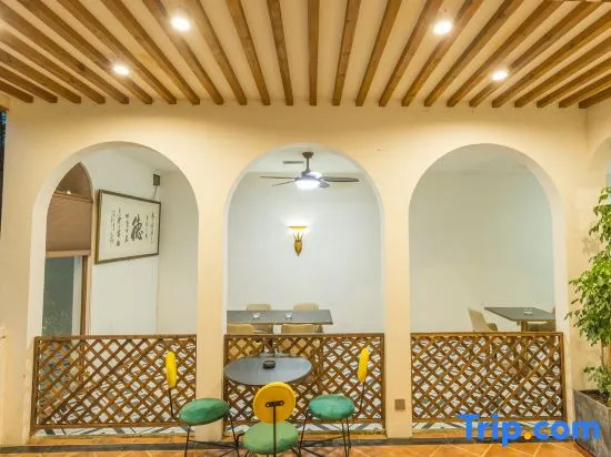 Flower Building Xianghai Hanshe Homestay (Beihai Yintan International Passenger Port)