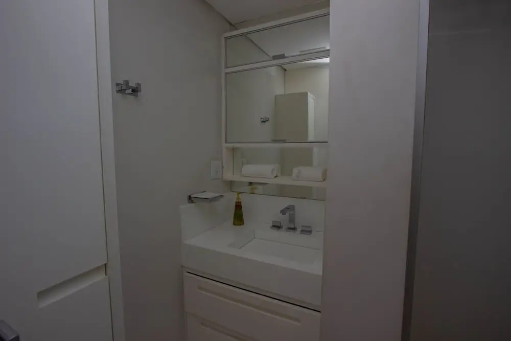 Duplex na Riviera à 70m da praia e próximo ao Shopping.