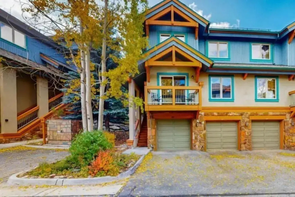 Renovated 2 Bedroom Condo Next to Snowflake Lift - Walk to Lifts and Town!