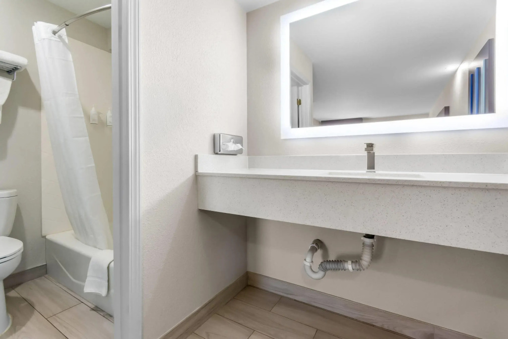 Days Inn by Wyndham Indianapolis East Post Road