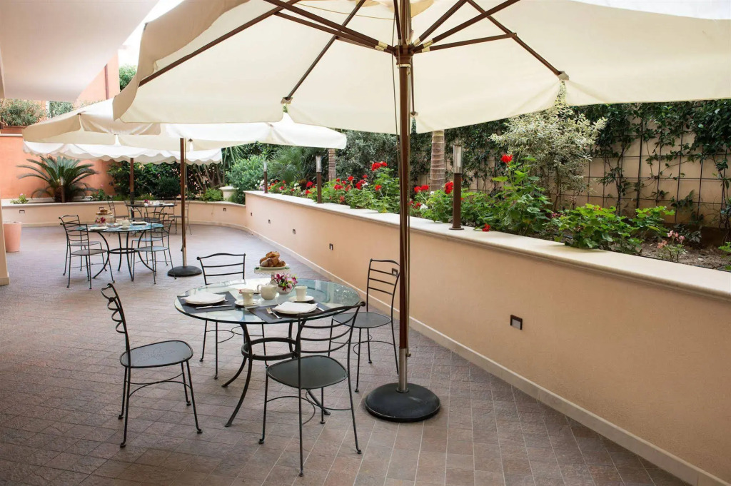 Artemis Hotel