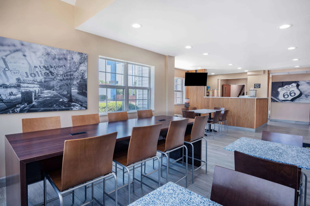 Super 8 by Wyndham Joliet