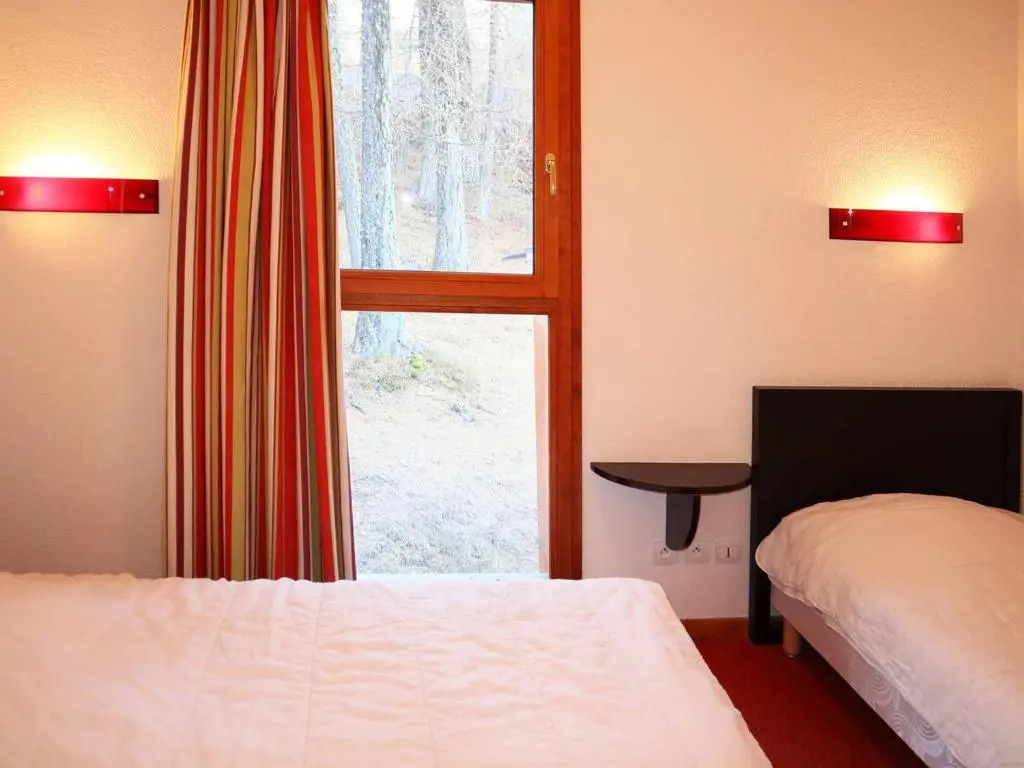 Chalet mitoyen aux Orres avec piscine chauffée, sauna, hammam - skis aux pieds - 6 pers. - FR-1-322-110