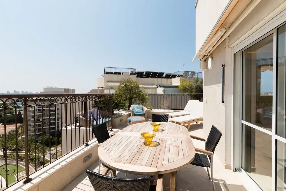 Apartment with Sauna, Hot Tub & Parking