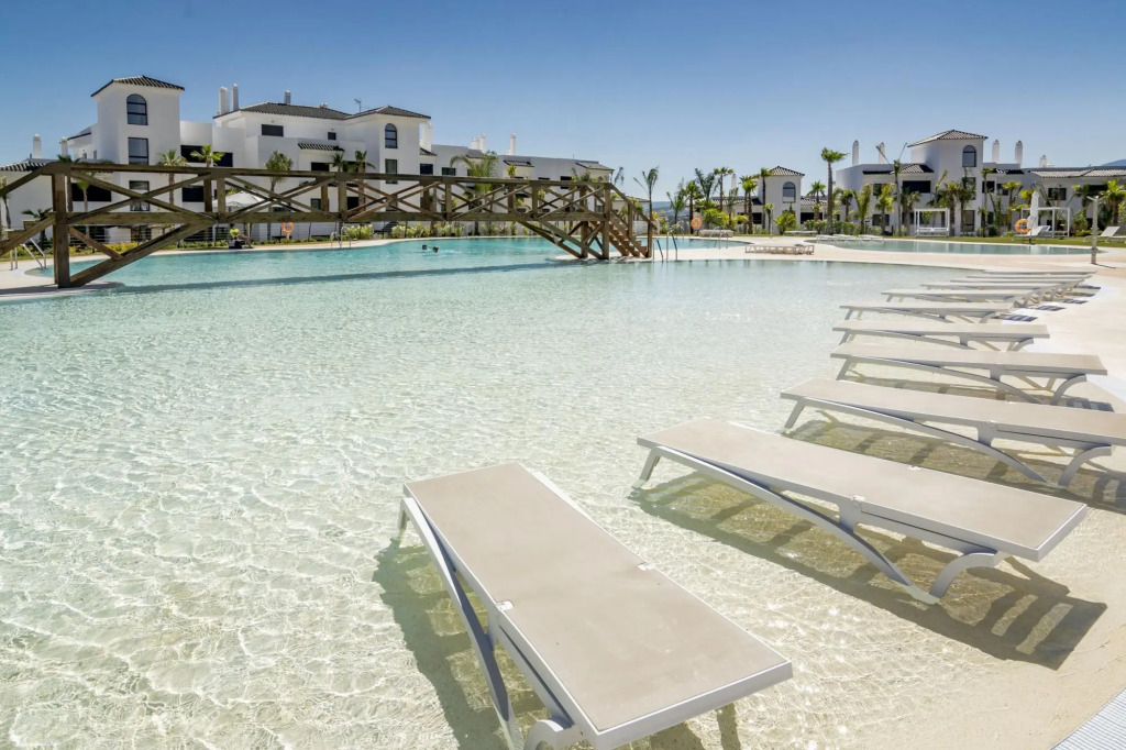 LAE23i- Apotel Estepona Hills by roomservices