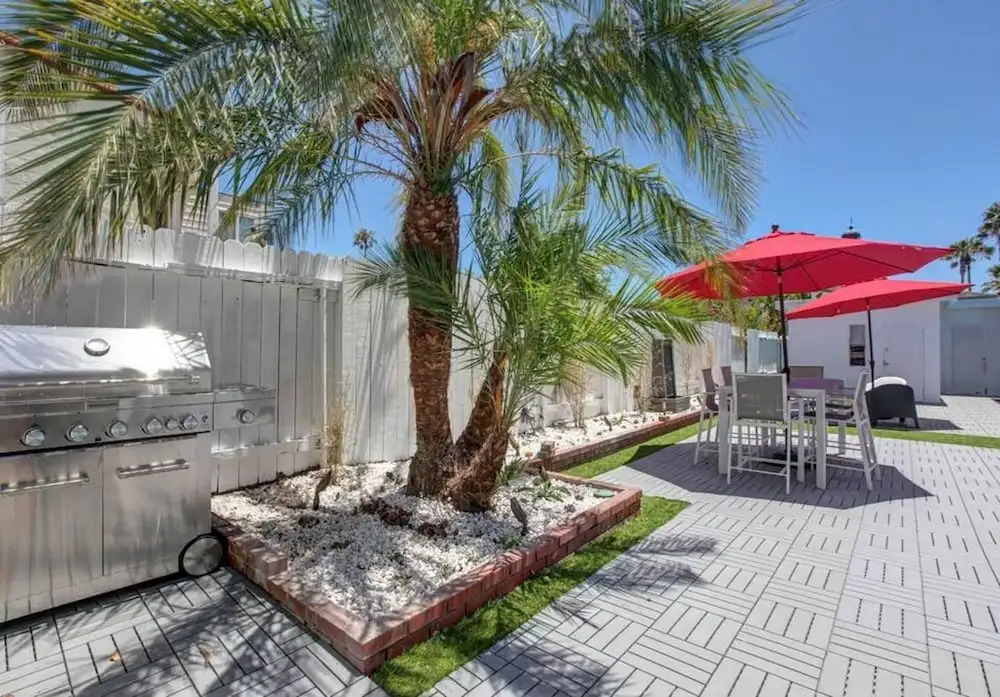 B2 Modern and Contemporary Home Next to Beach Sand With AC