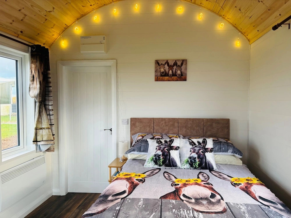 The Dozy Donkey Shepherd Hut & Sauna Farm Stay