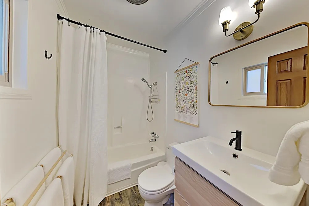 Classic Hideaway In Moonridge - Pool & Deck 2 Bedroom Home