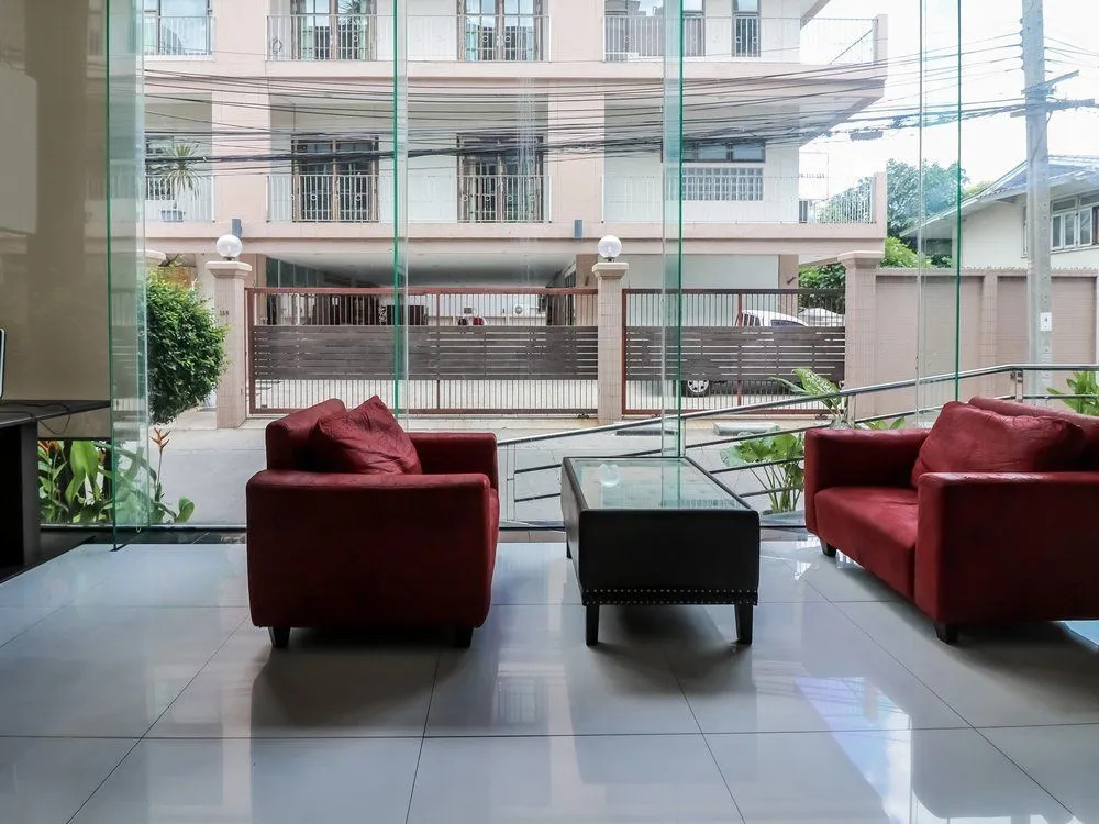 Boss Suites Nana Hotel