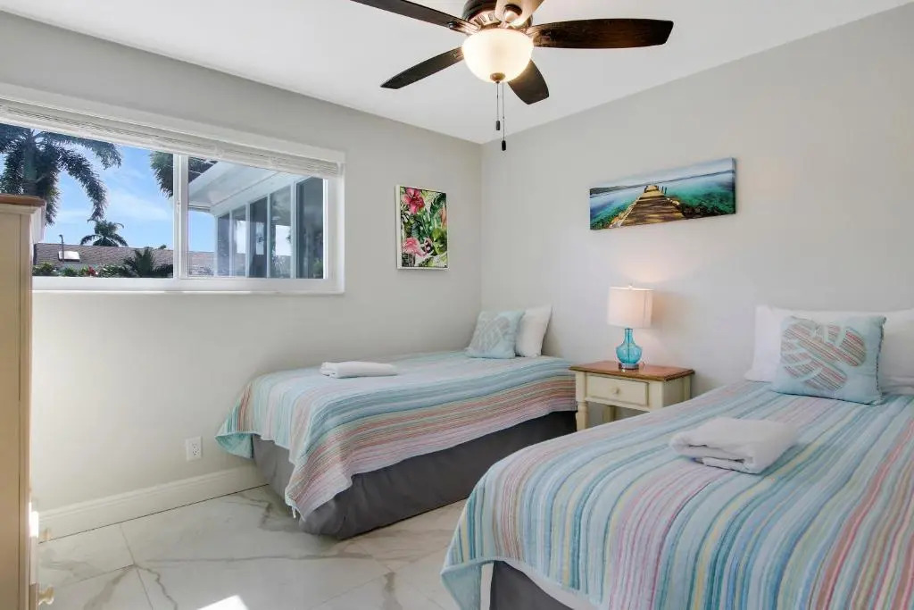Inlet House, heated pool and hot tub, walk to local beach