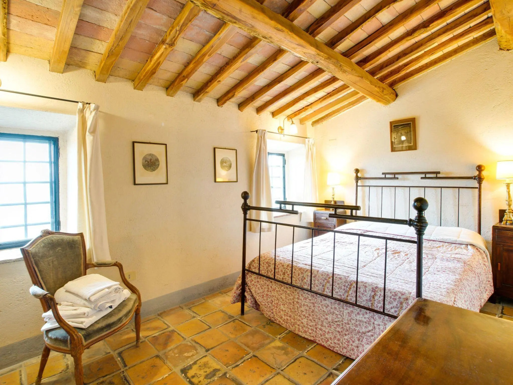 Rustic house with private garden and shared swimming pool, a splendid setting